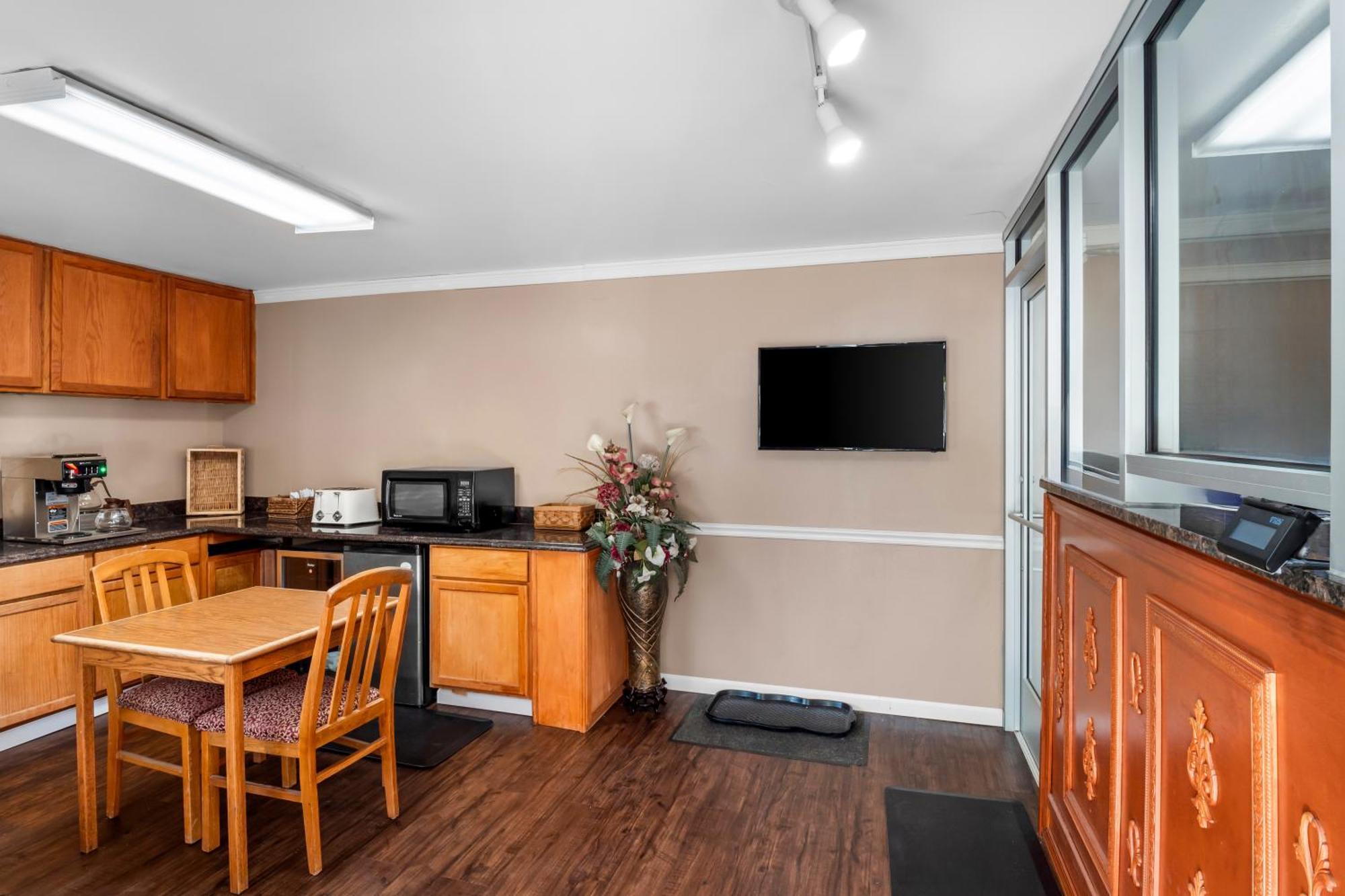 Americas Best Value Inn Jonesville/Hillsdale Exterior photo