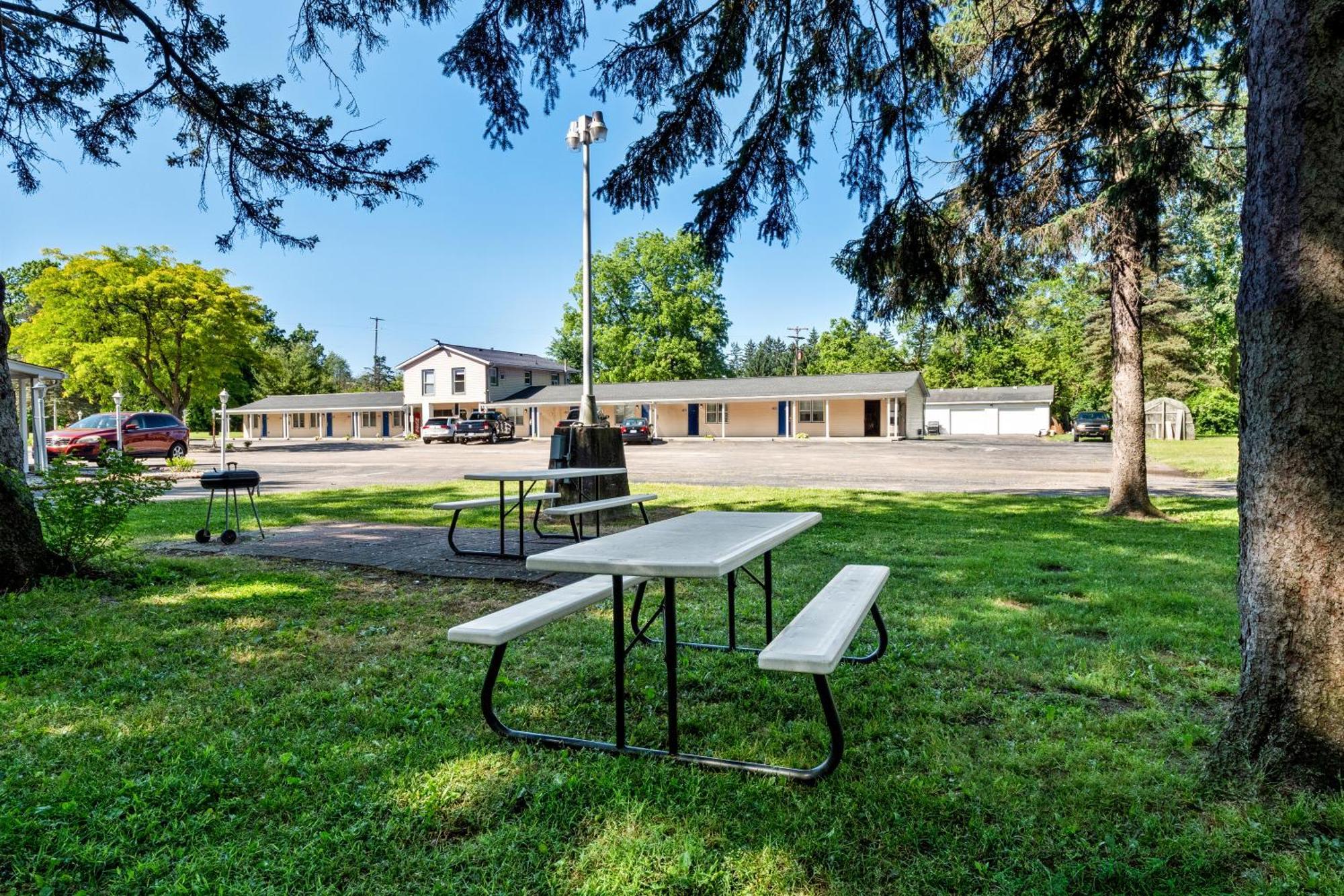 Americas Best Value Inn Jonesville/Hillsdale Exterior photo