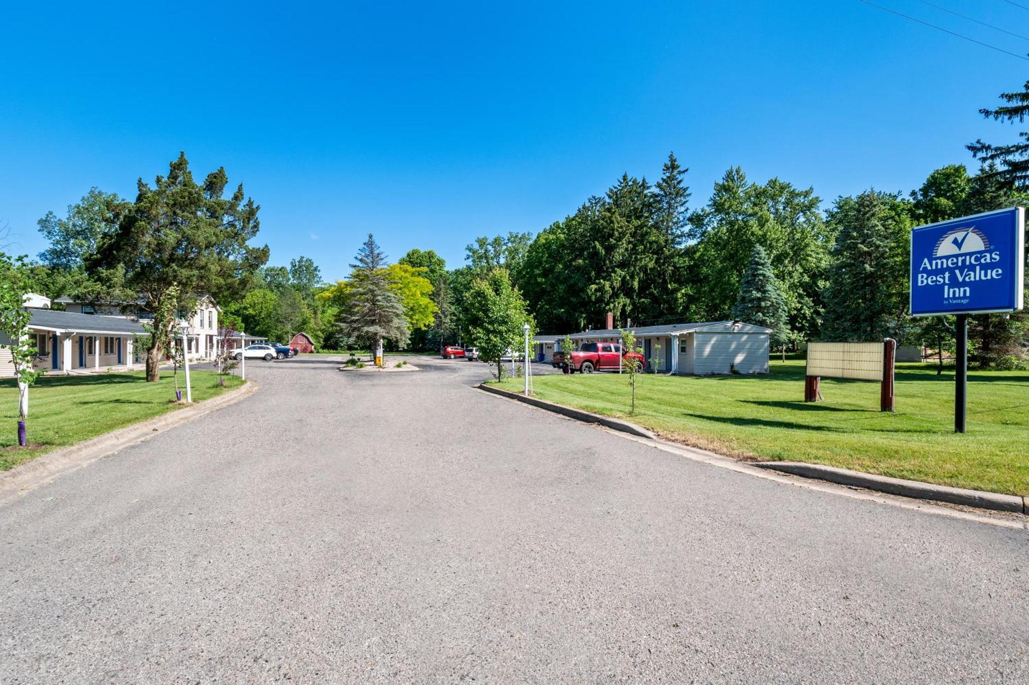 Americas Best Value Inn Jonesville/Hillsdale Exterior photo
