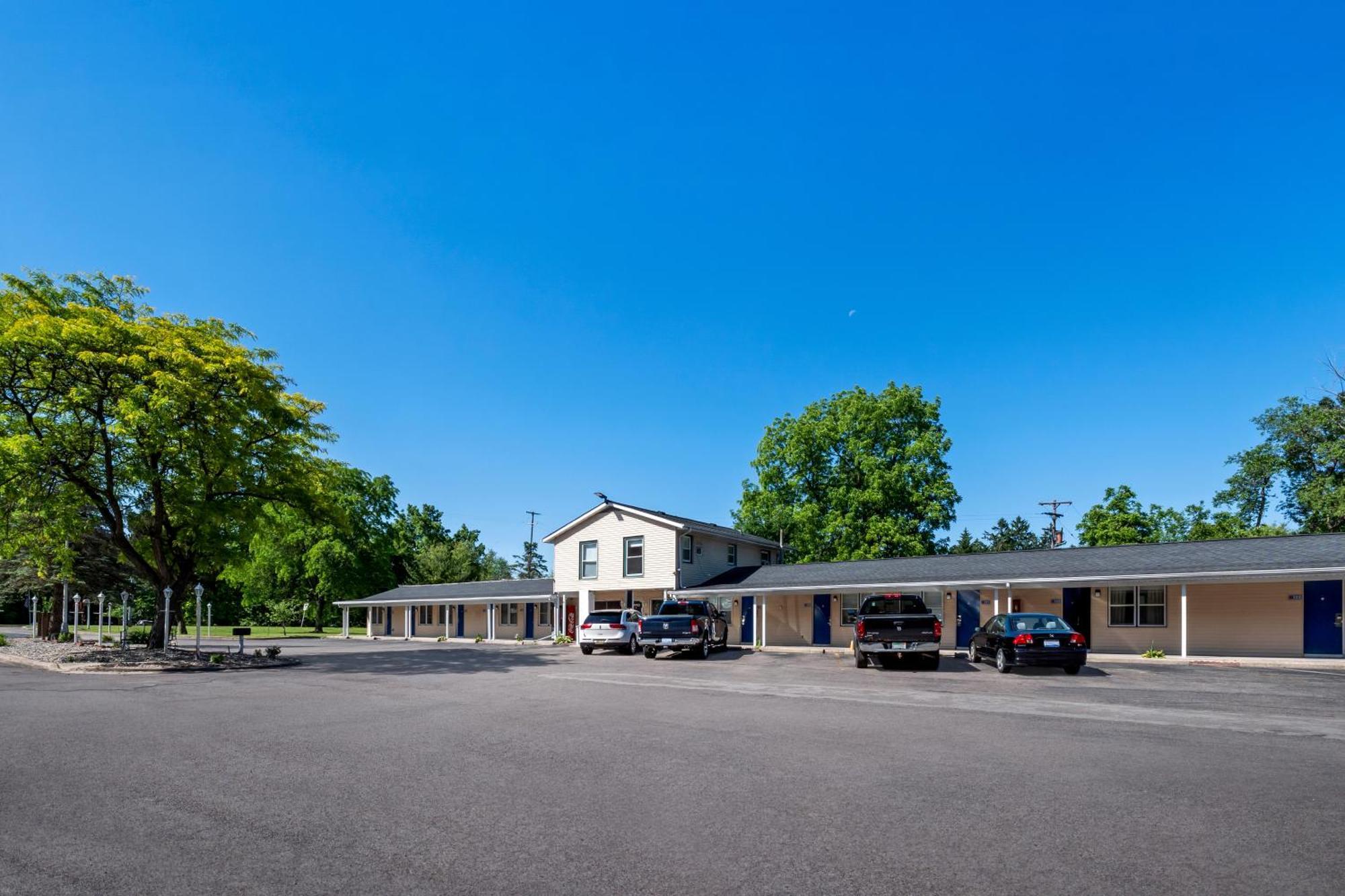 Americas Best Value Inn Jonesville/Hillsdale Exterior photo